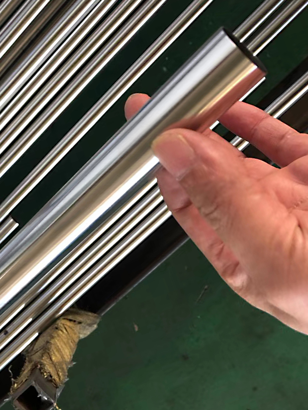 薄壁不锈钢管经过三辊冷轧工艺后产品呈现弱磁性